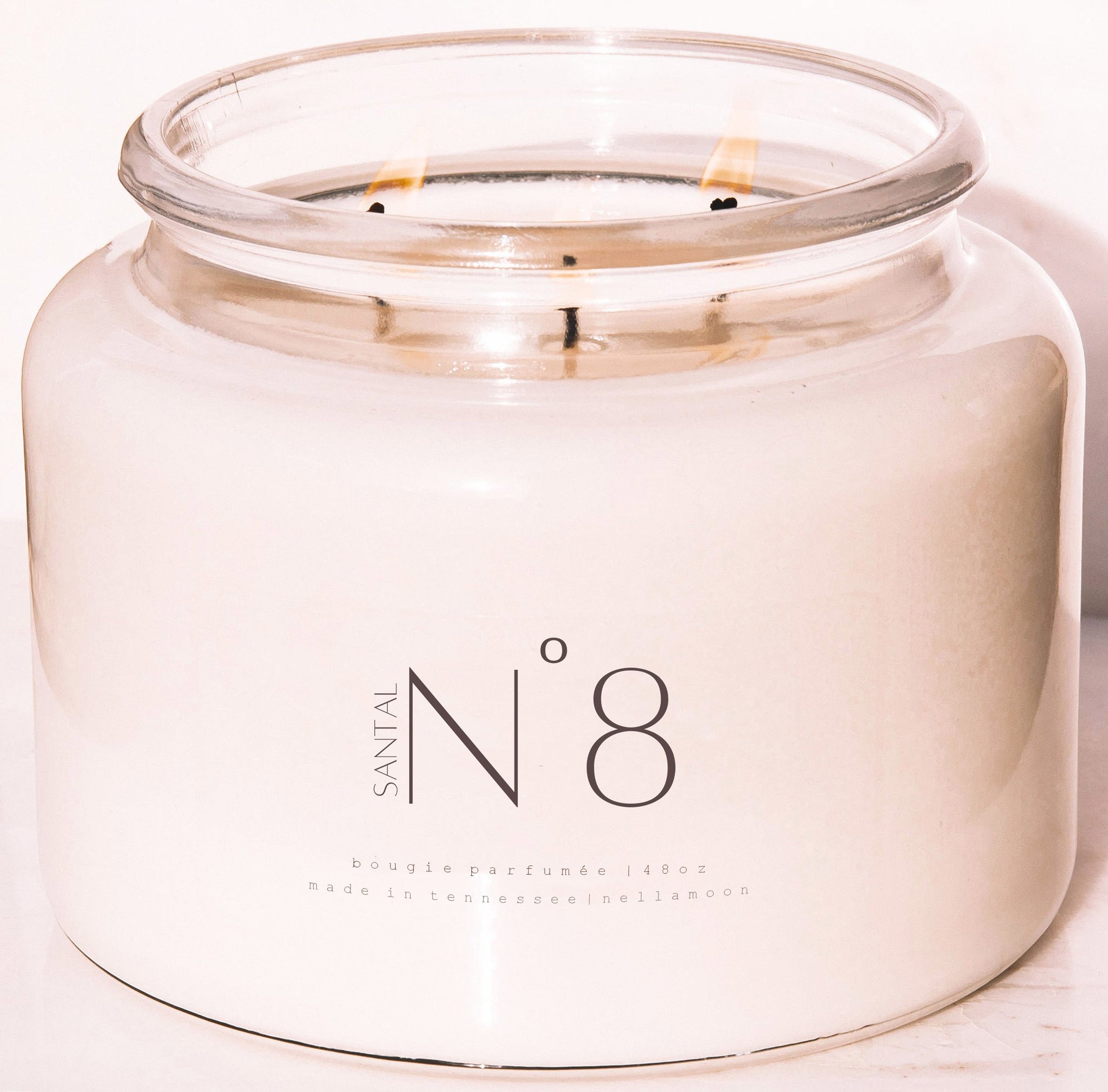 santal N°8 lumière candle: sandalwood, leather, amber, iris