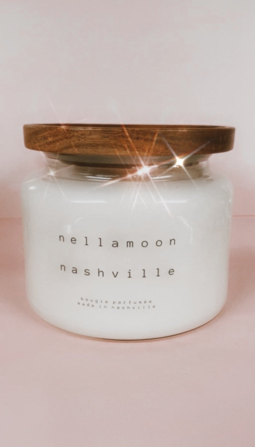nashville lumière candle leather, tobacco, cedarwood, vanilla, patcho