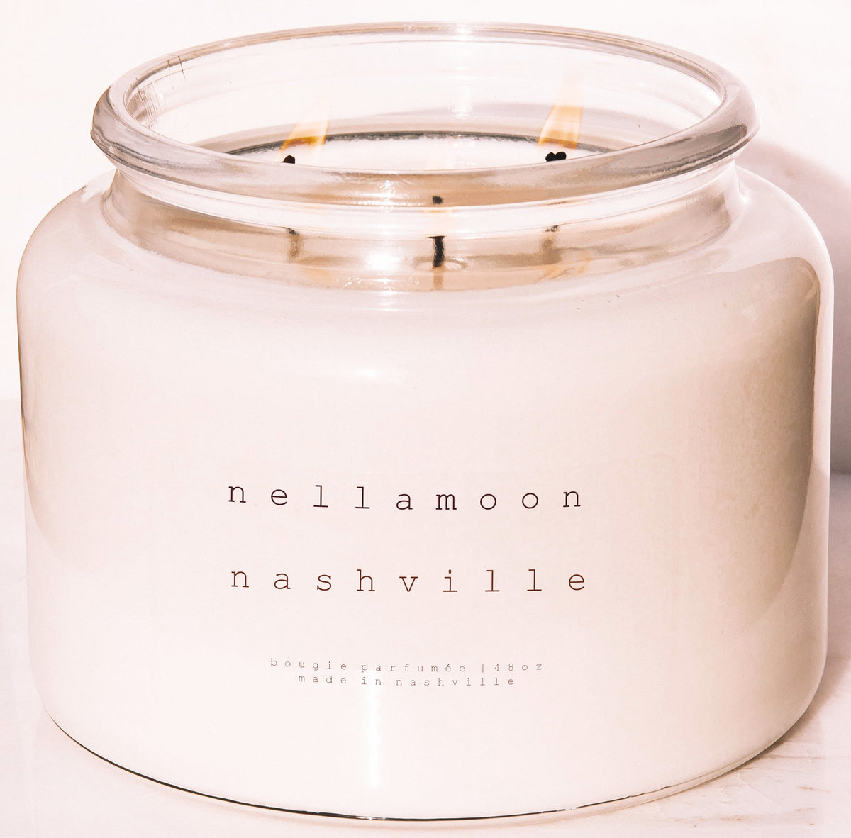 nashville lumière candle leather, tobacco, cedarwood, vanilla, patcho